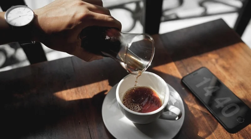 secangkir kopi hitam sebagai sumber kafein alami