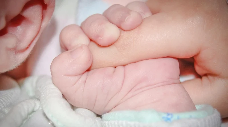 Ibu menggendong bayi dengan penuh kasih sayang untuk menciptakan rasa aman dan bonding
