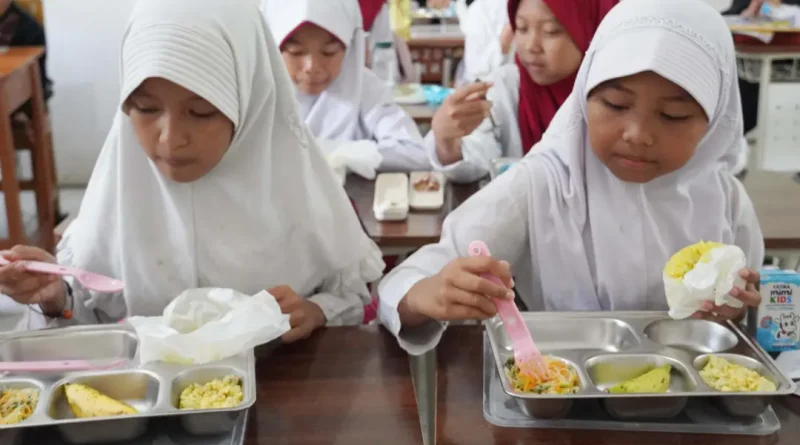 Penyajian makanan bergizi gratis di sekolah sebagai bagian program MBG