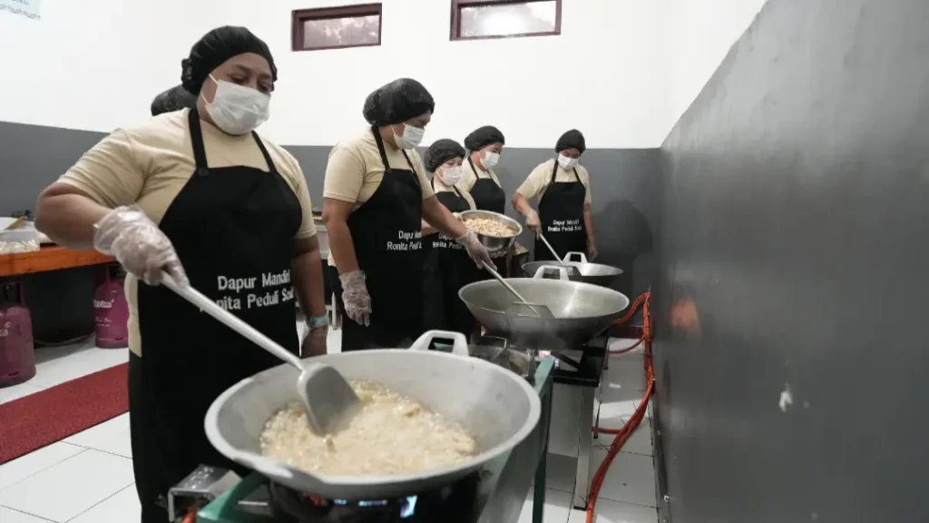 Petugas dapur menyiapkan menu makan bergizi dalam program MBG nasional