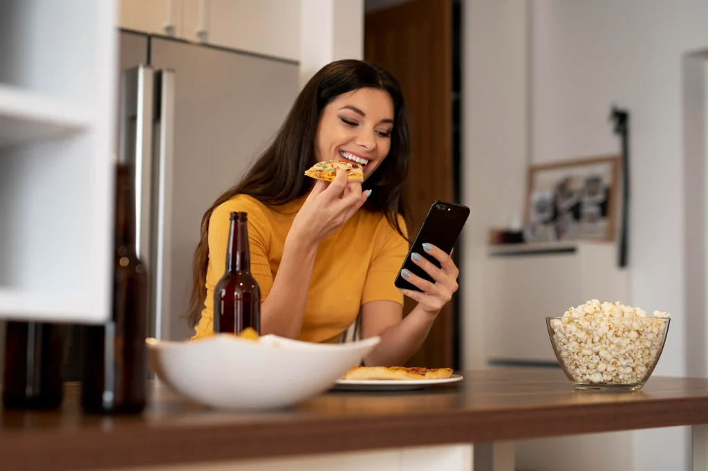 aplikasi pesan-antar makanan (food delivery) perlahan membentuk cara kita melihat dan memilih makanan