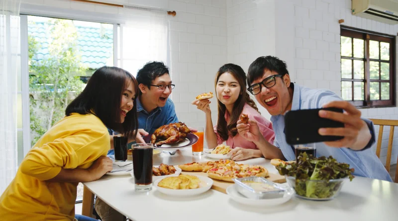keluarga dan lingkungan sekitar berperan dalam membentuk pola makan