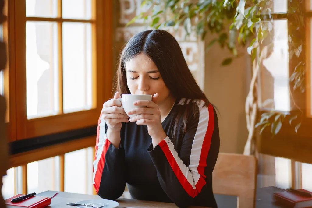 kenapa waktu minum kopi bisa berpengaruh?